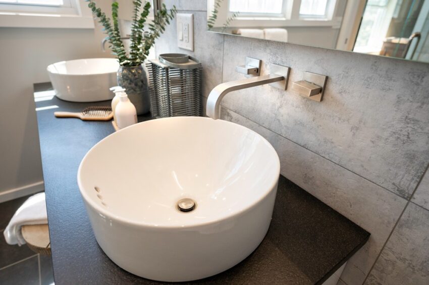 white basin sinks with silver fixtures
