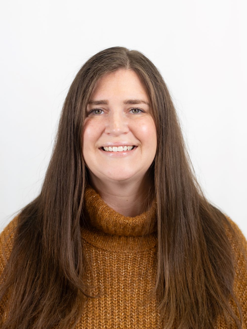 Saleswoman with brown hair and a turtleneck sweater
