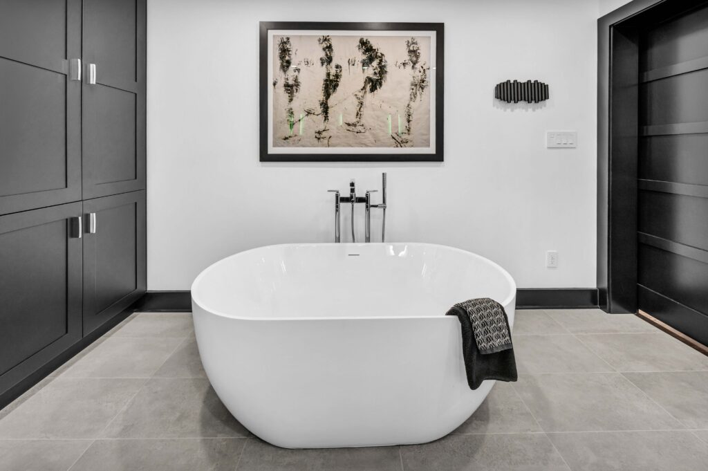 White freestanding tub